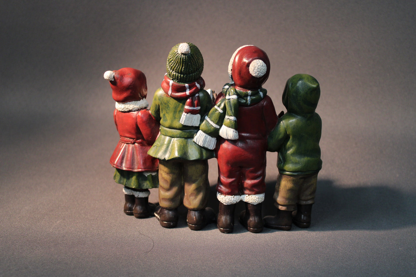 Clayre & Eef joululaulajat -koristefiguuri takaa kuvattuna