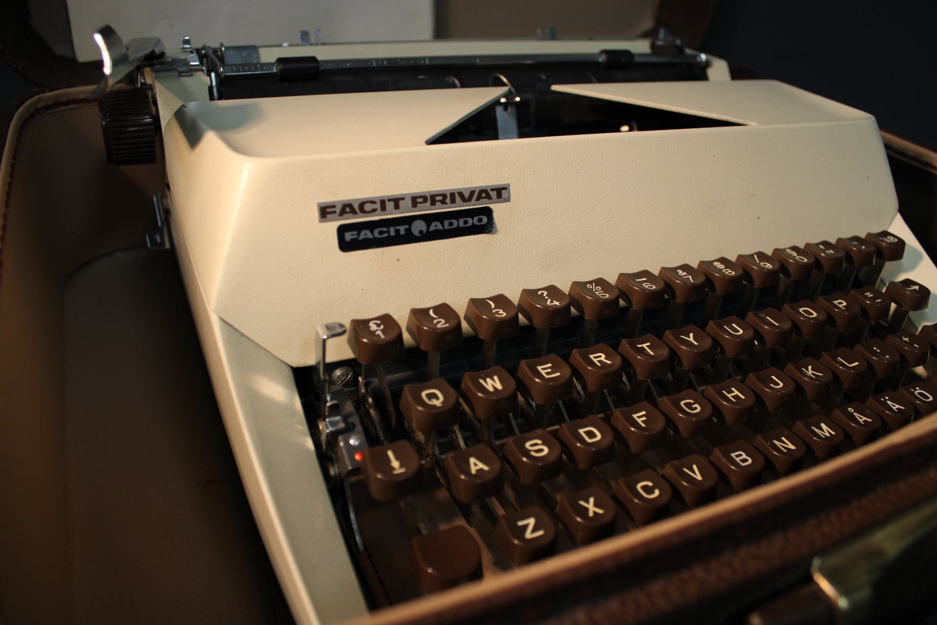 Facit Privat -kirjoituskone alkuperäisessä kuljetussalkussa