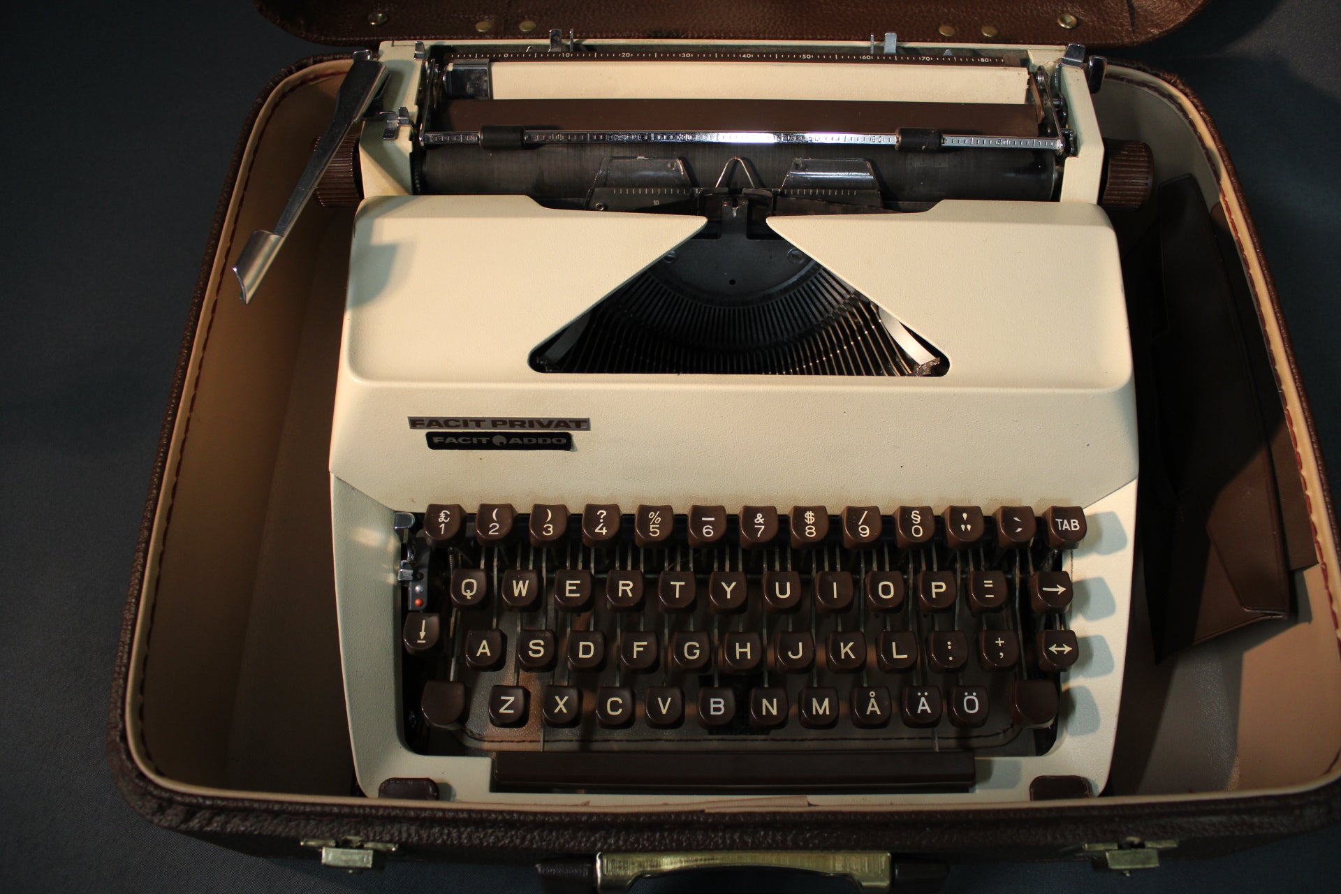 Facit Privat -kirjoituskoneen QWERTY-ÅÄÖ-näppäimistö