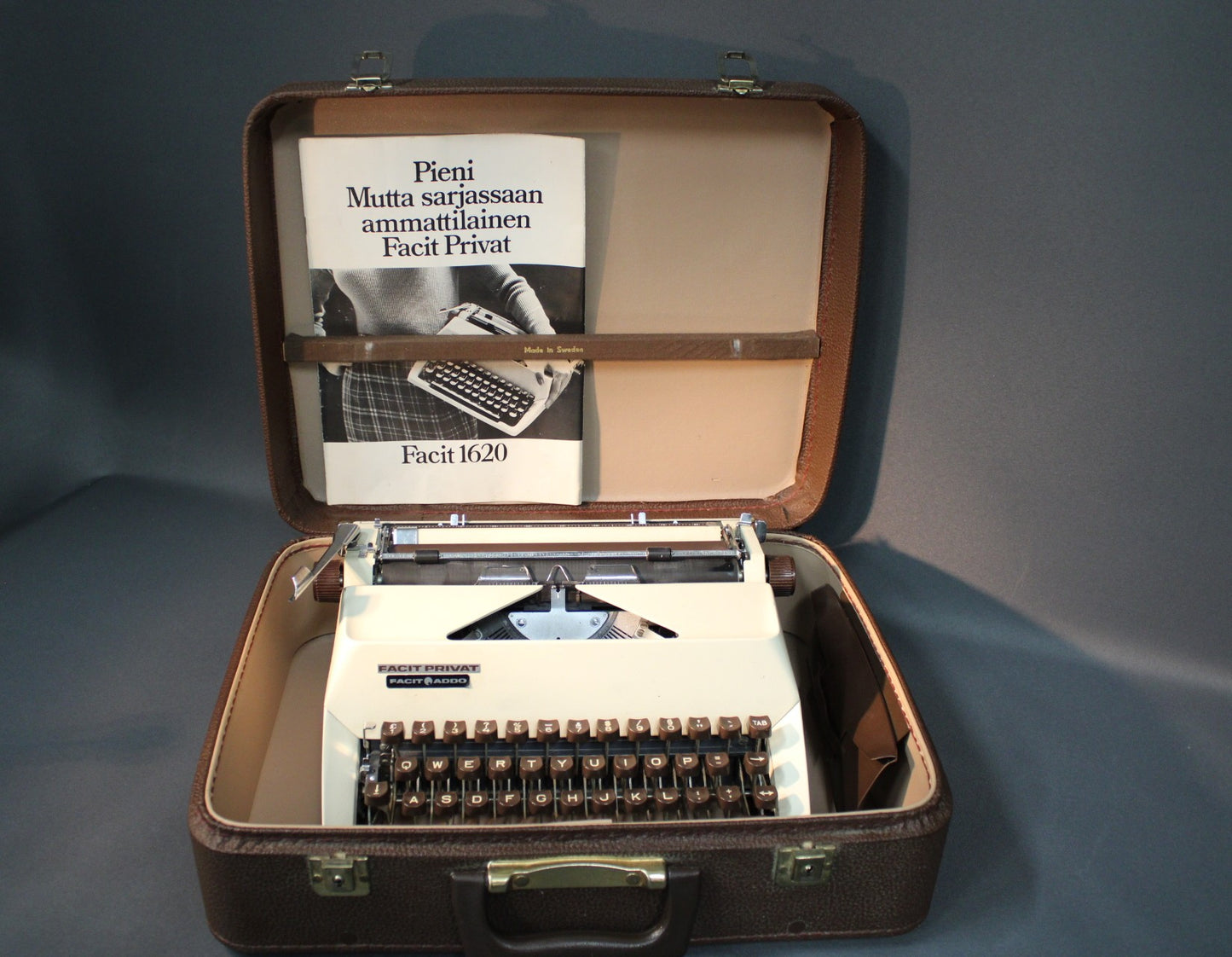 Facit Privat -kirjoituskone 1970-luvulta vaalealla rungolla ja ruskealla salkulla