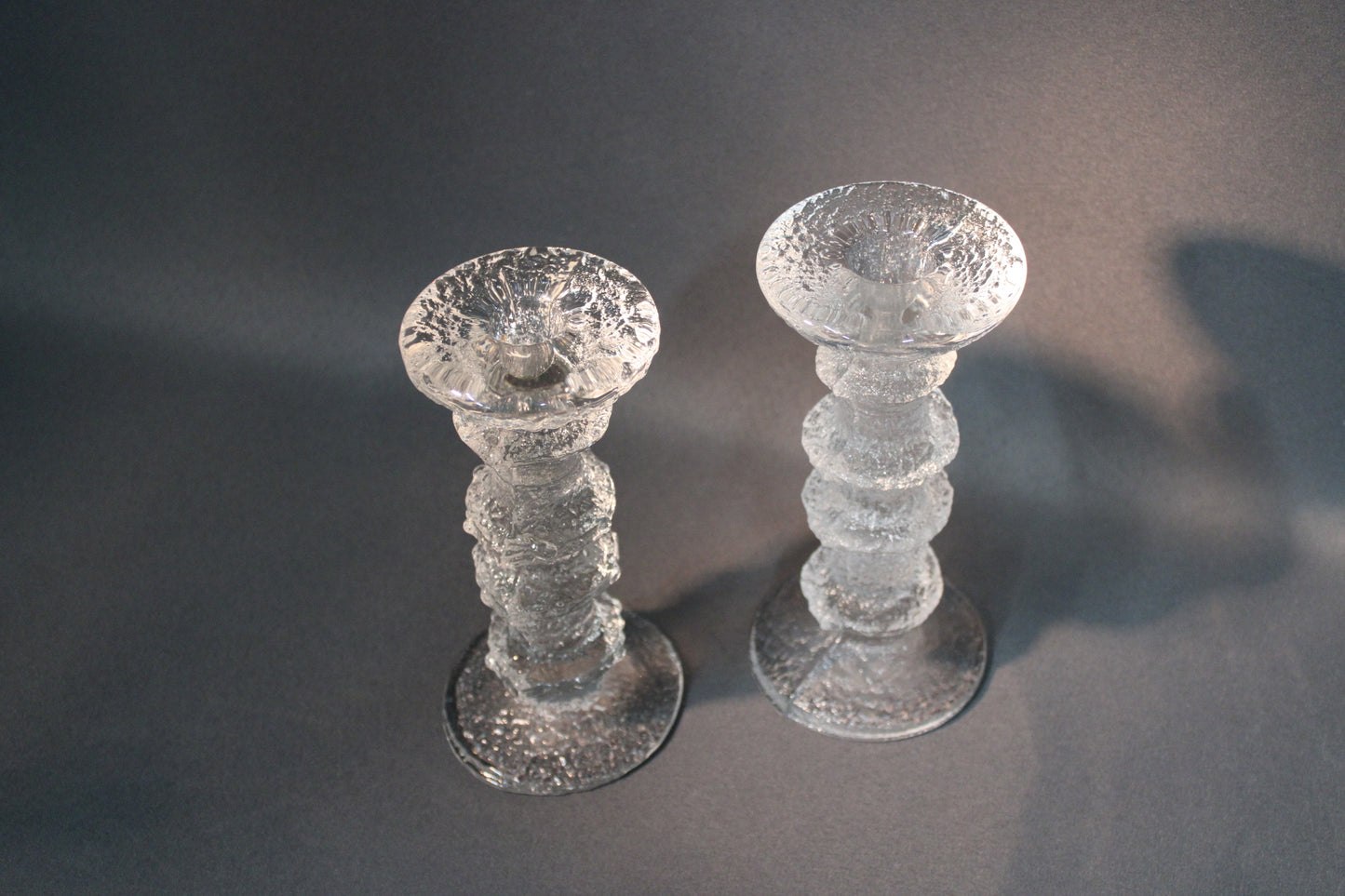 Neljäsolmuinen Festivo kynttilänjalka sivulta, kirkas lasi