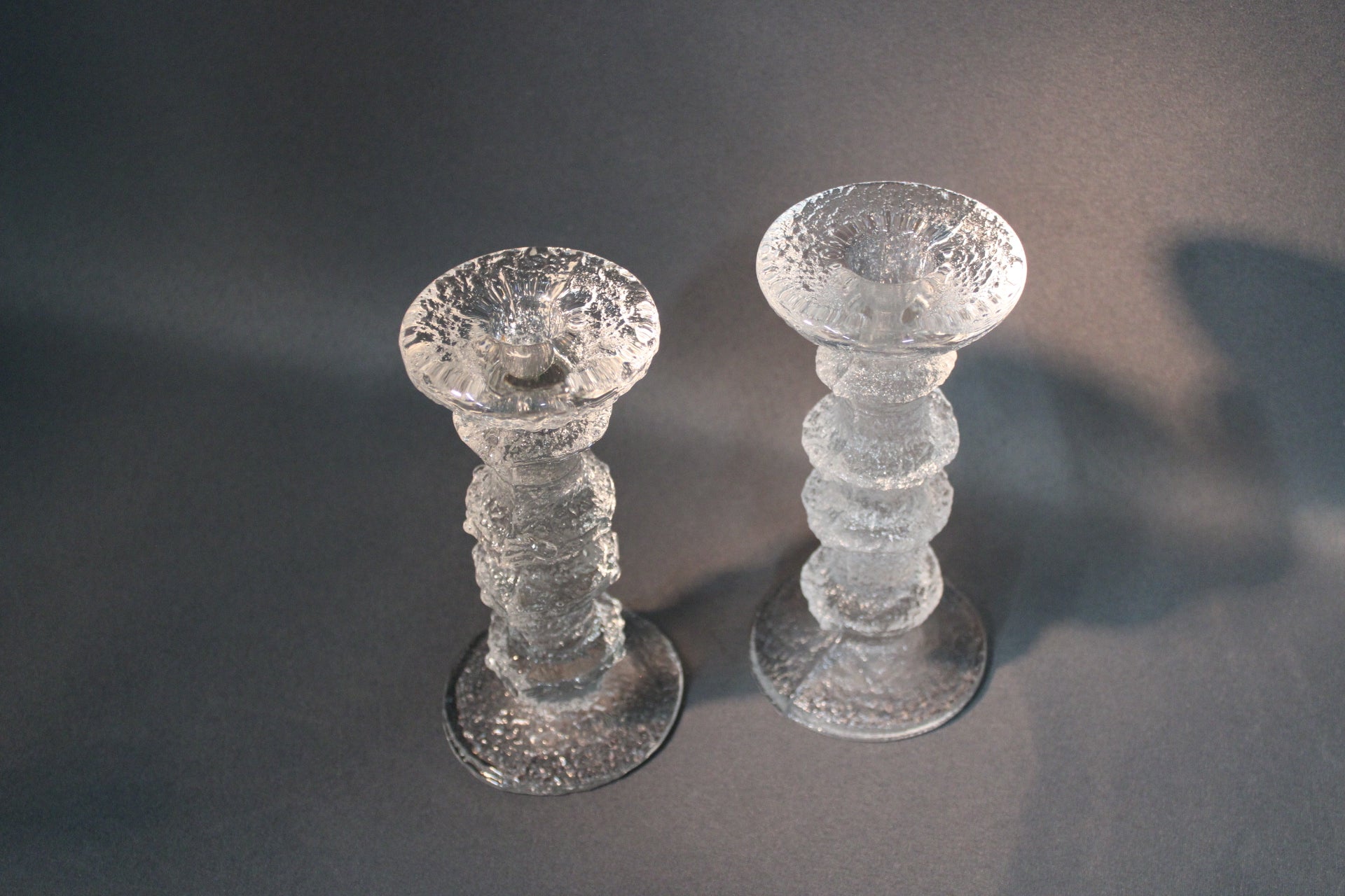 Neljäsolmuinen Festivo kynttilänjalka sivulta, kirkas lasi