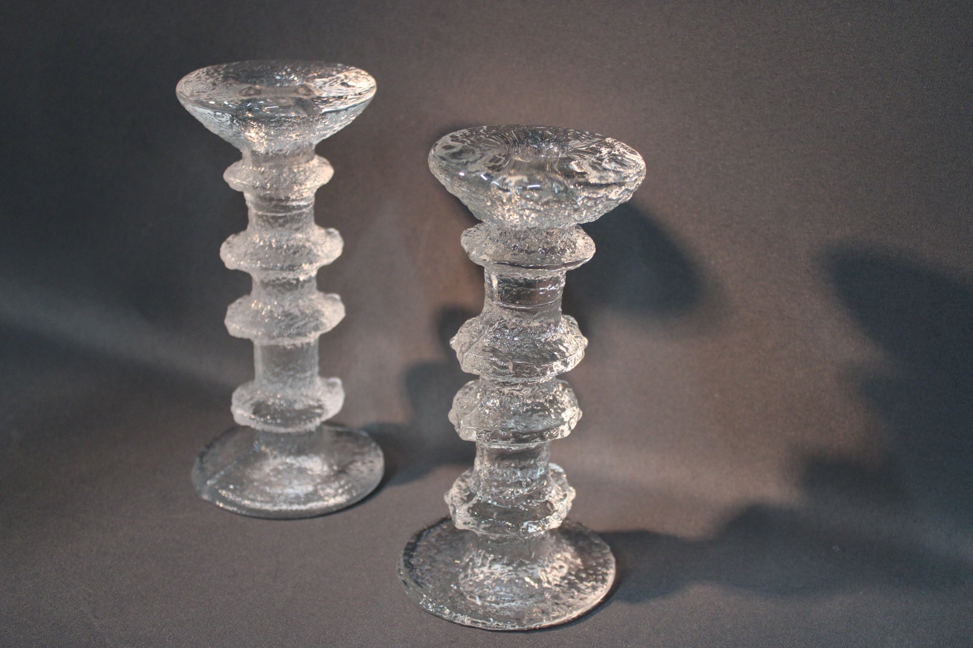 Festivo kynttilänjalka ylhäältä, jäämäinen lasipinta