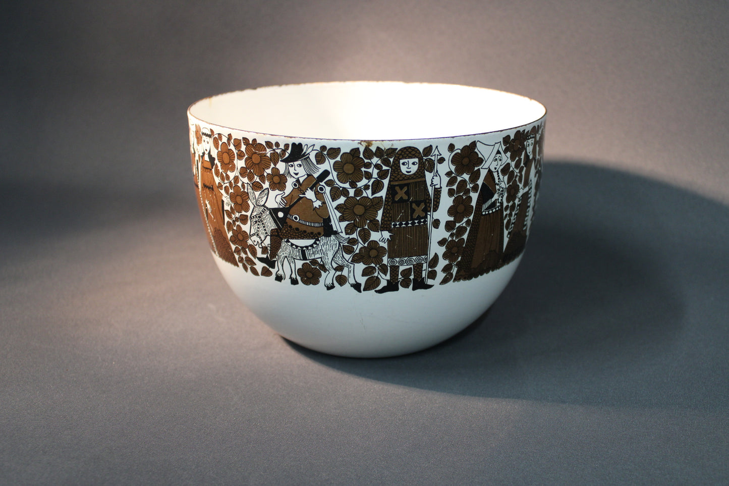 Finel Ritari emalikulho, ruskea kuvitus, Raija Uosikkinen, suomalainen emali