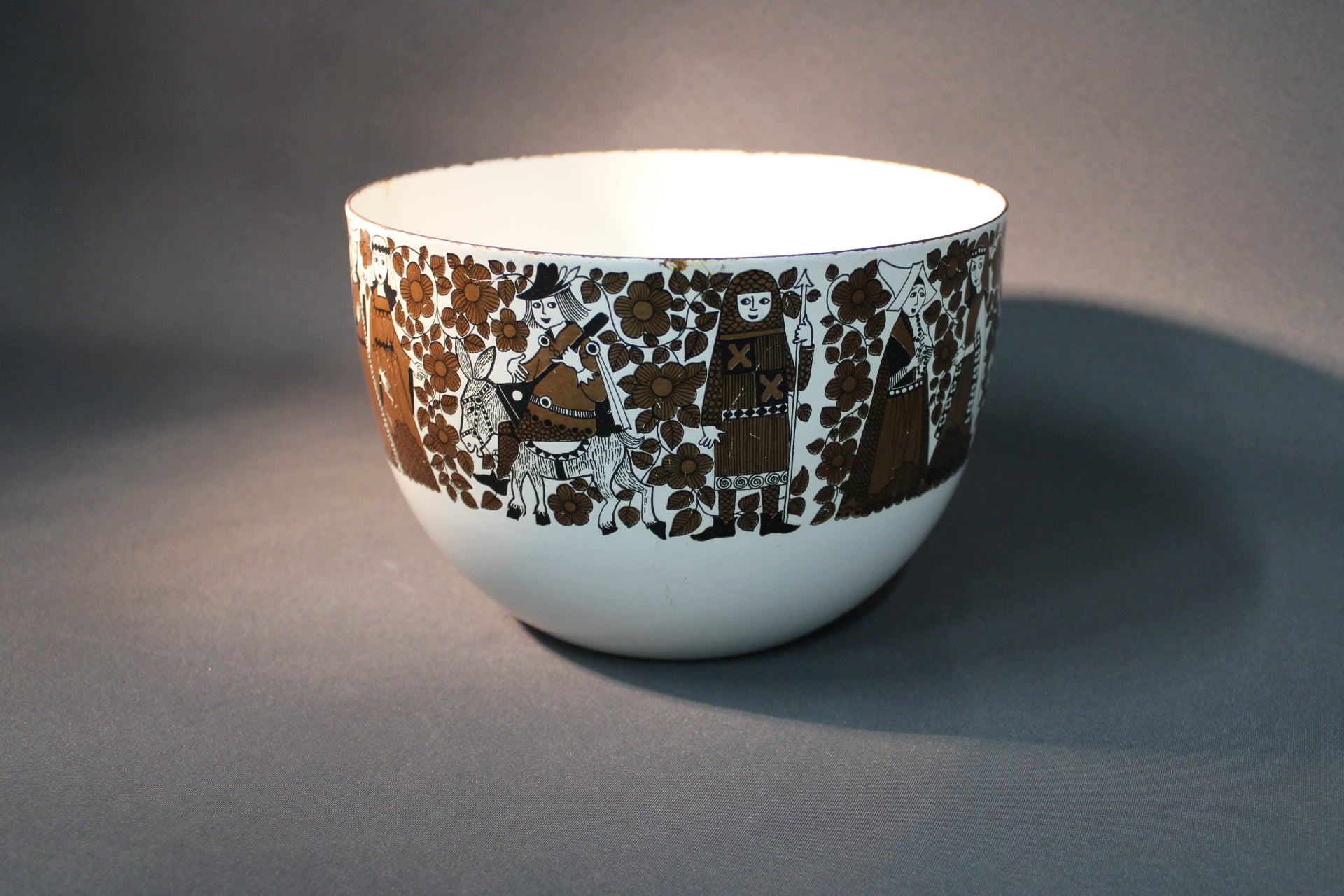 Finel Ritari emalikulho, ruskea kuvitus, Raija Uosikkinen, suomalainen emali