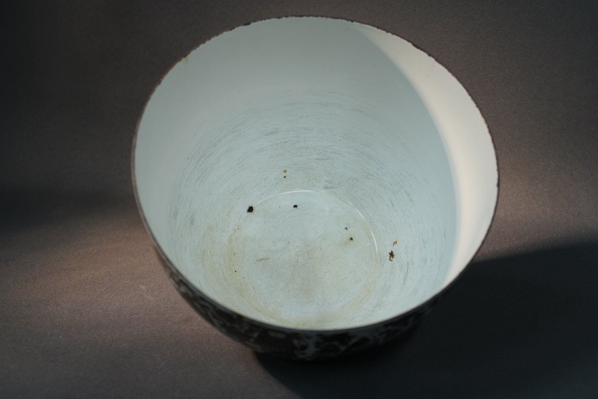 Finel Ritari kulho, sisäpinnan käytön jäljet, emaloitu vintage-astia