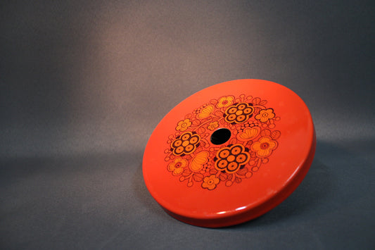 Finel liesilevyn suojus Primavera-kuviolla, Raija Uosikkisen suunnittelema punainen emaloitu keittiöesine