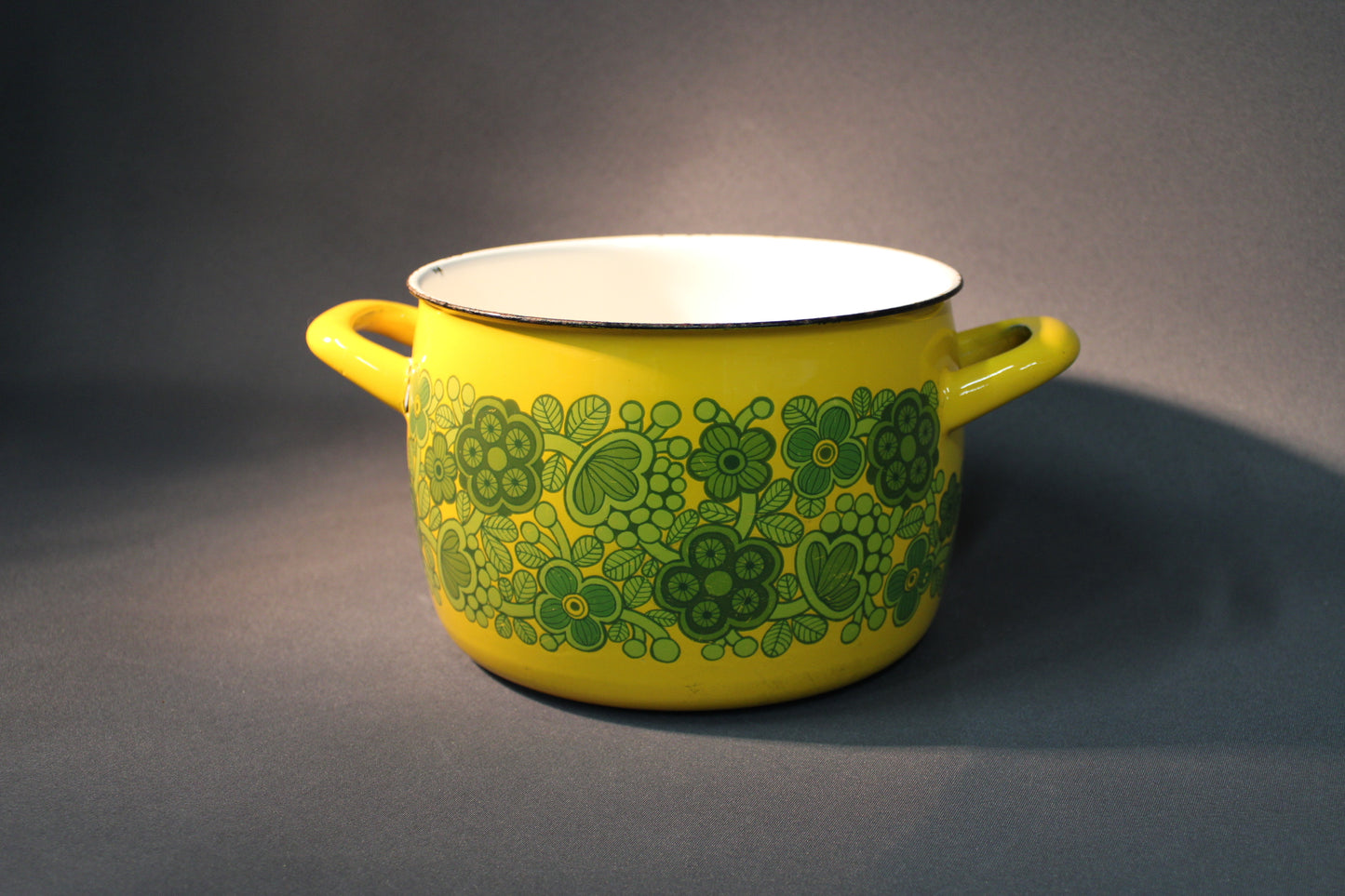 Finel Primavera -emalikattila, keltainen ja vihreä kukkakoriste, sivukuva