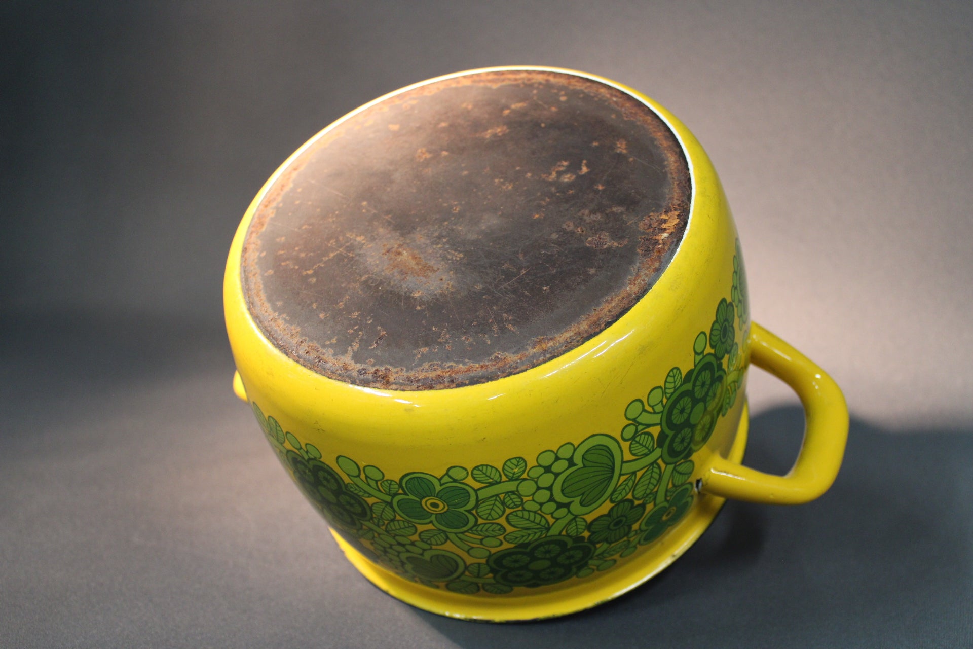 Finel Primavera -kattilan pohja, näkyvää ruostetta ja kulumaa