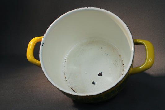 Finel Primavera -kattilan sisäpinta, emalin kulumaa ja käytön jälkiä