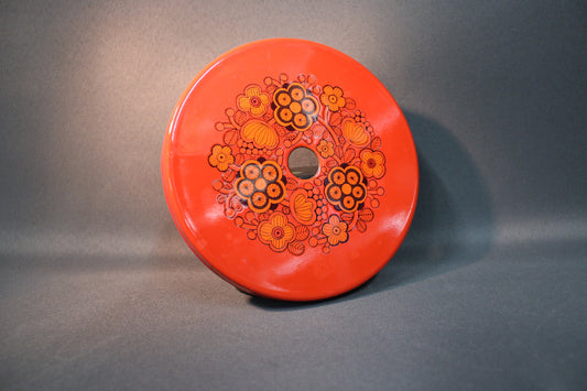 Finelin Primavera-liesilevyn suojus sivulta kuvattuna, Raija Uosikkisen ikoninen kukkakuvio