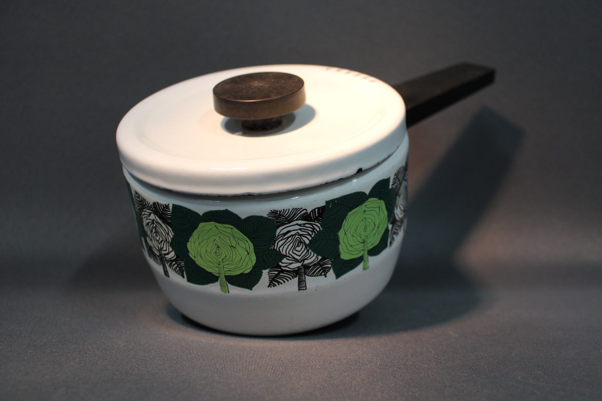 Finel Ruusukaali -emalikasari kannella, suomalainen design 1970-luvulta