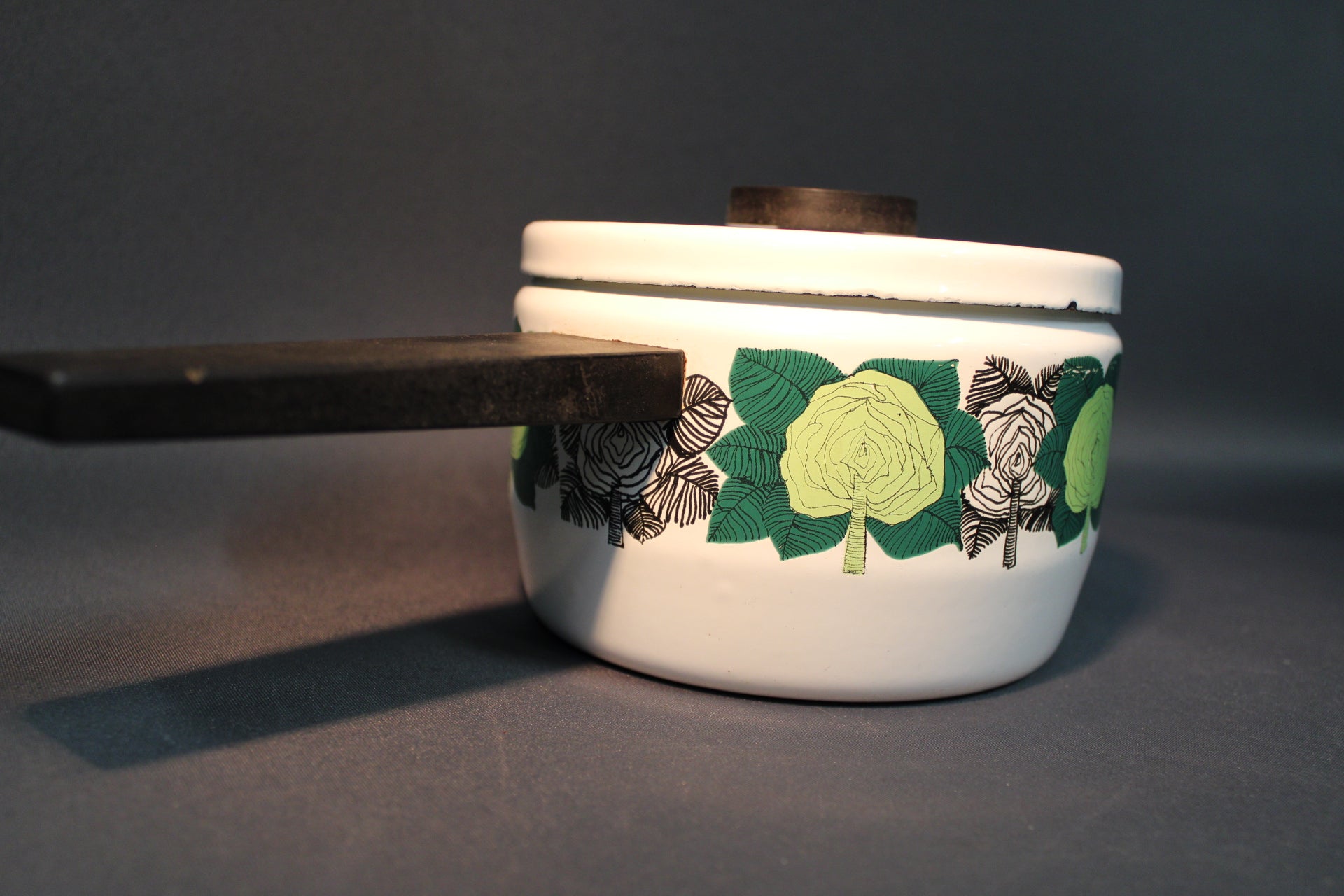 Finel Ruusukaali -emalikasarin siisti sisäpinta ja kansi