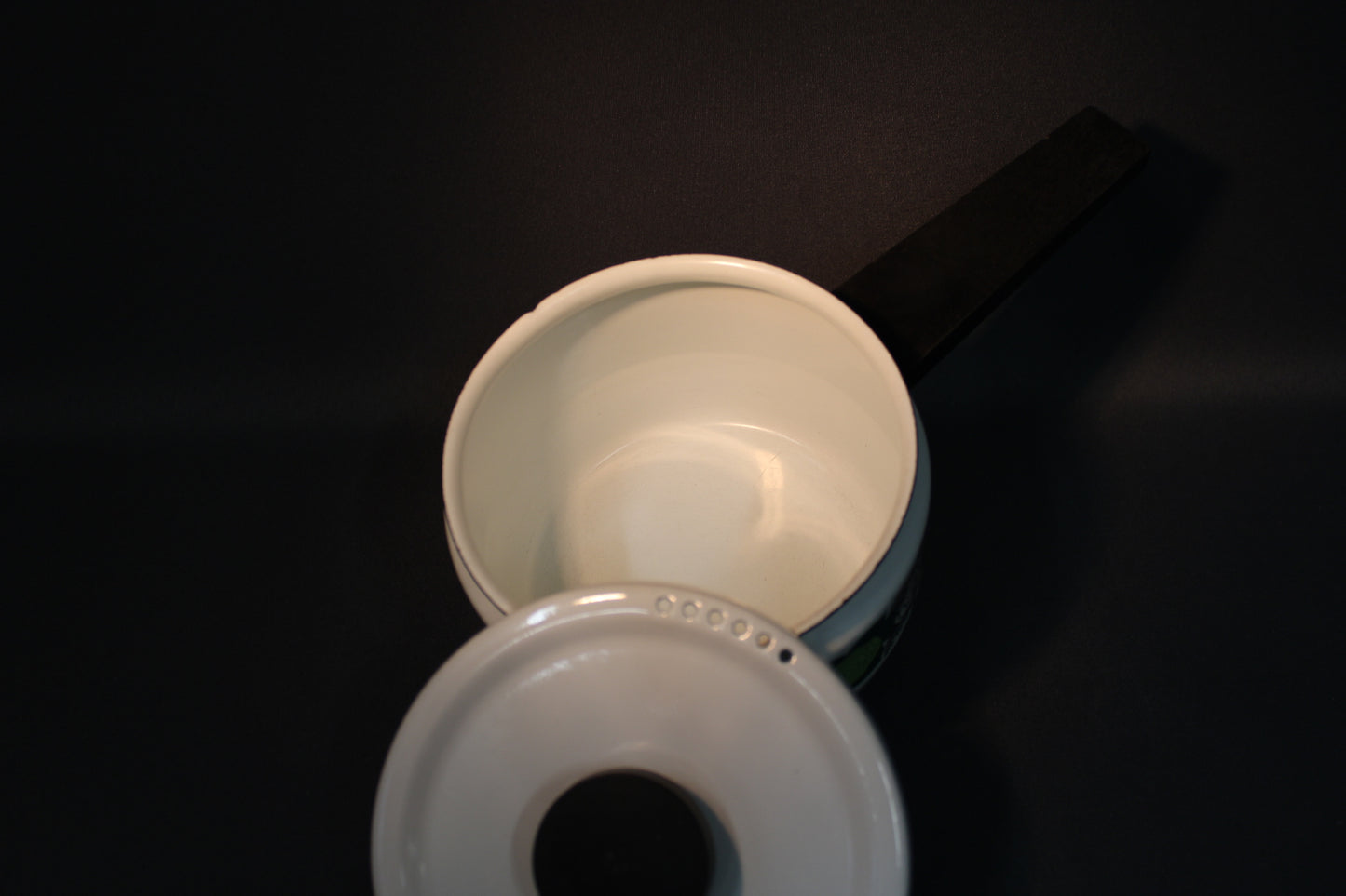 Finel Ruusukaali -emalikasari sivuprofiilista, vihreä ruusukaali-kuvio