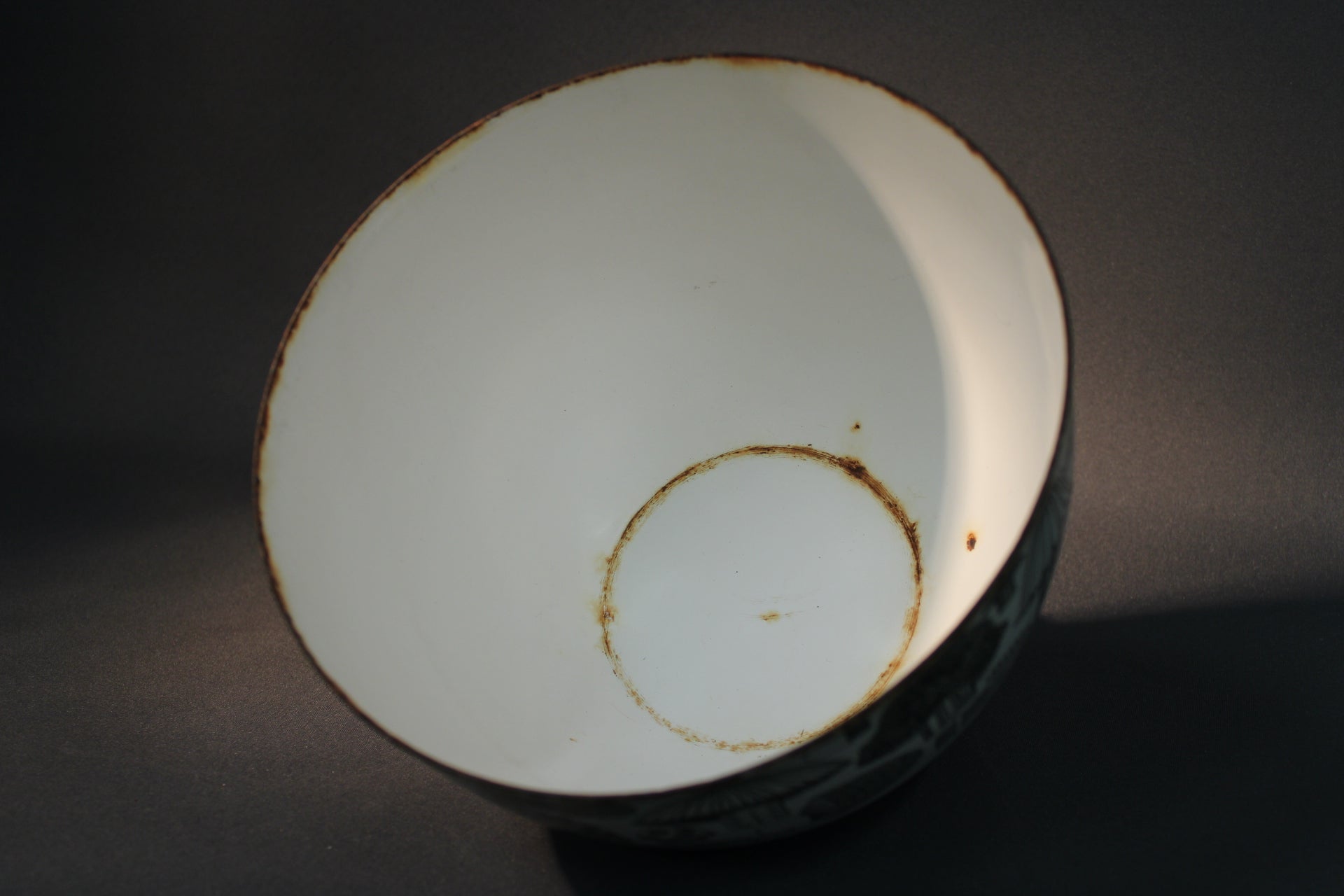 Finel Tatti kulho sisältä, emalin kulumia ja käytön jälkiä, Esteri Tomulan kuvitus