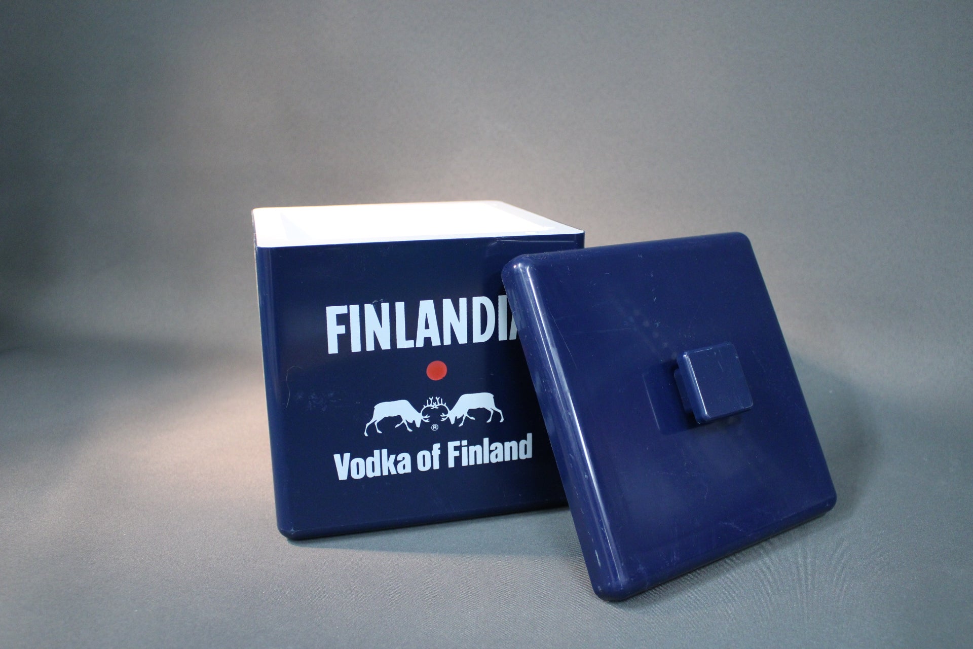 Finlandia Vodka jääpalacooleri kannella, sininen muovinen cooleri, porologolla