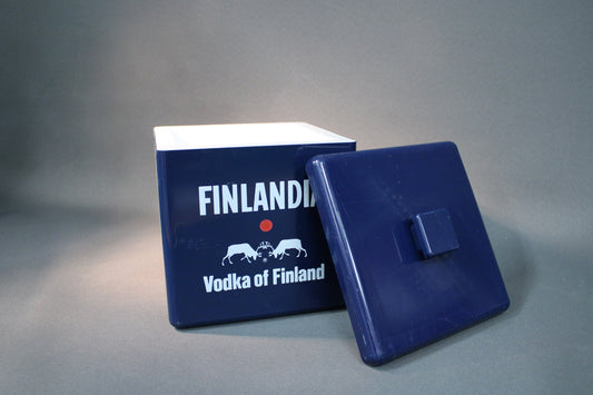 Finlandia Vodka jääpalacooleri kannella, sininen muovinen cooleri, porologolla