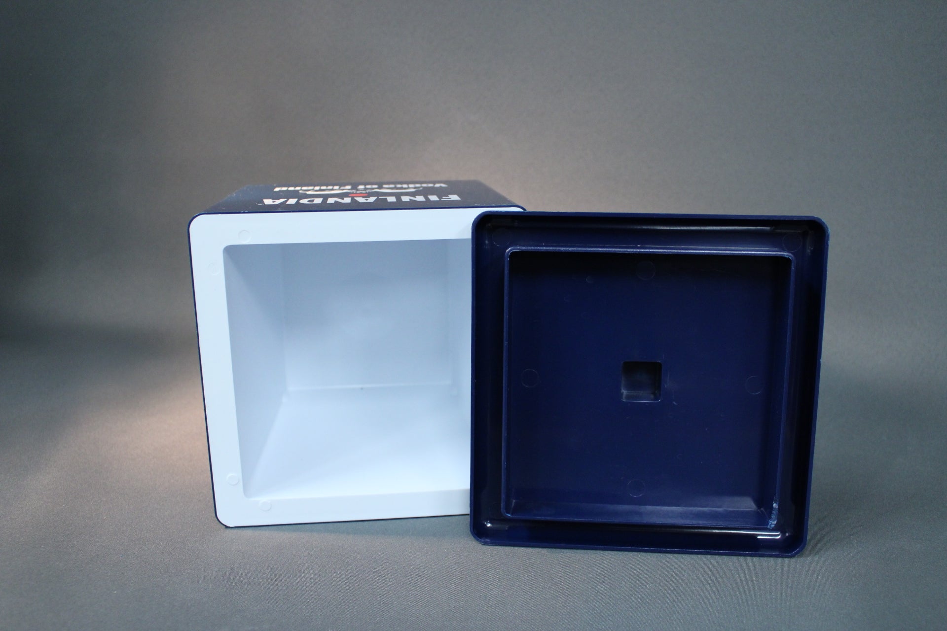 Finlandia Vodka jääpalacooleri sisältä, valkoinen sisus, vintage baaritarvike