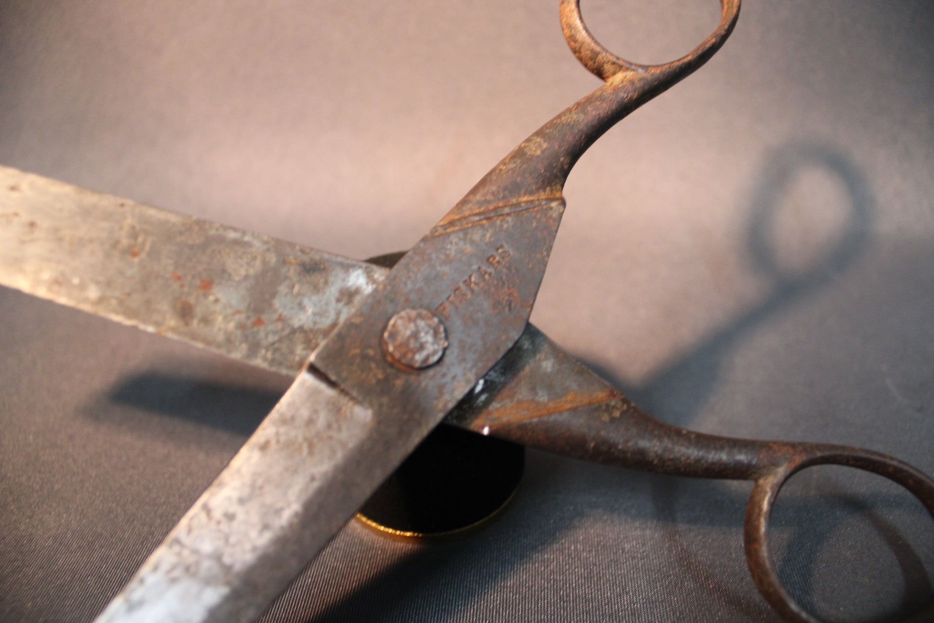 Fiskarsin vanhat sakset, yksityiskohta nivelestä ja terästä