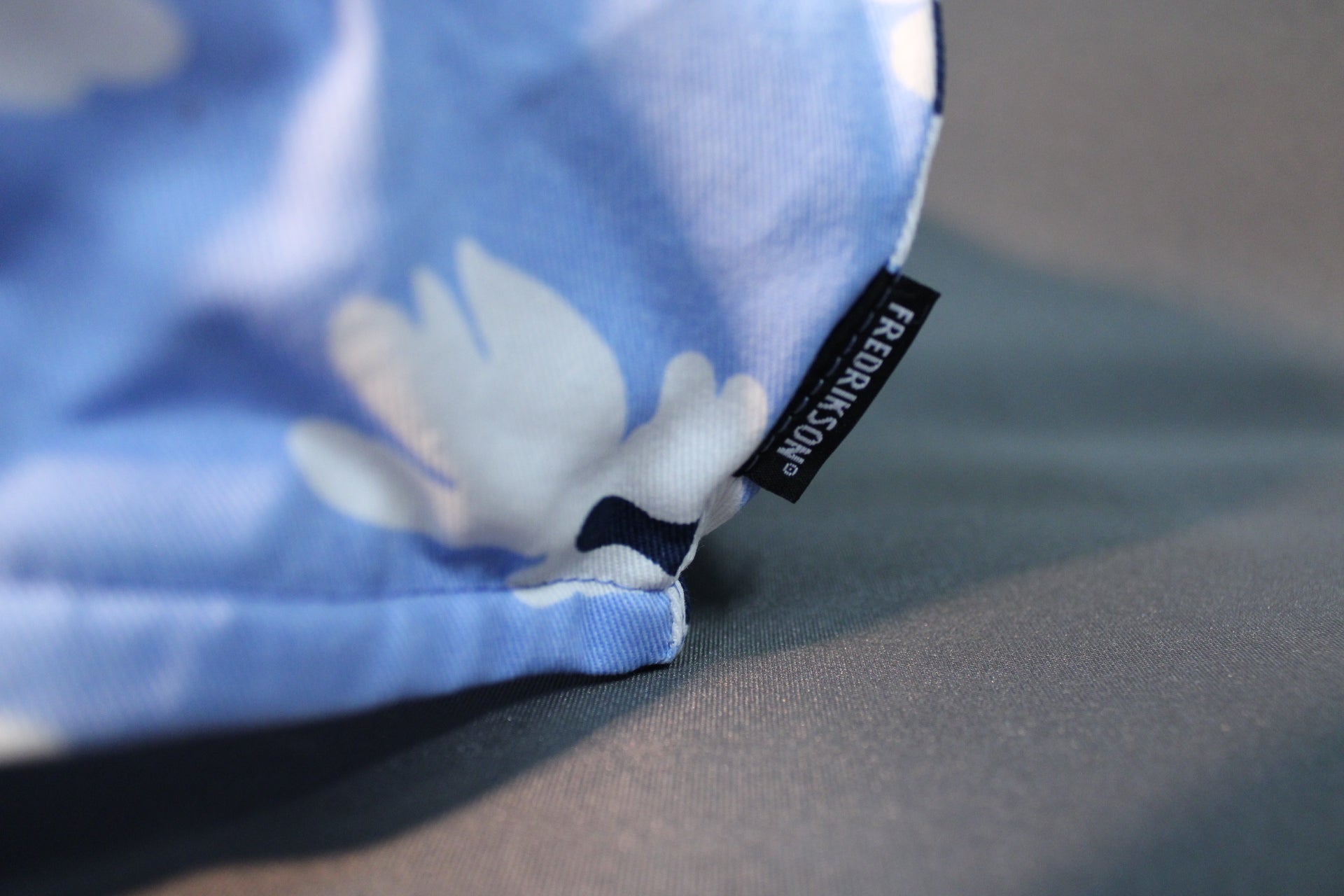 Fredrikson lippalakki, merkkiyksityiskohta ja kangasrakenne