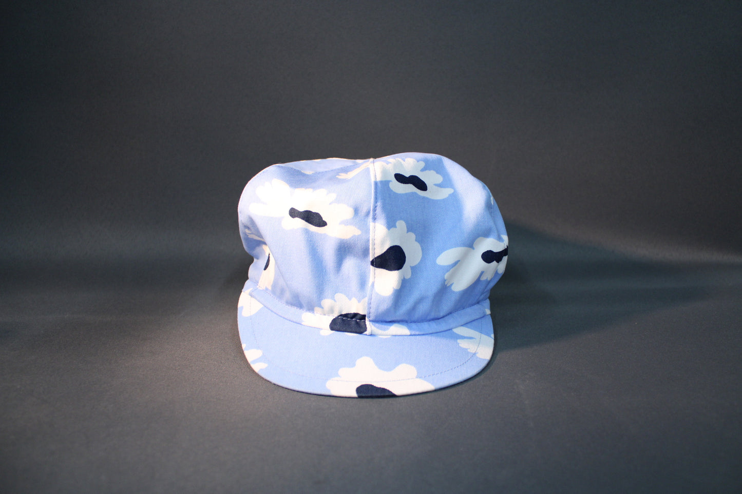 Fredrikson lippalakki vaaleansinisellä kukkakuosilla, suomalainen design