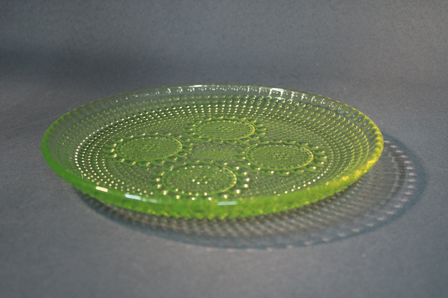 Vihreä Riihimäen Lasi Grapponia -lautanen, Nanny Stillin suunnittelema, pääkuva.