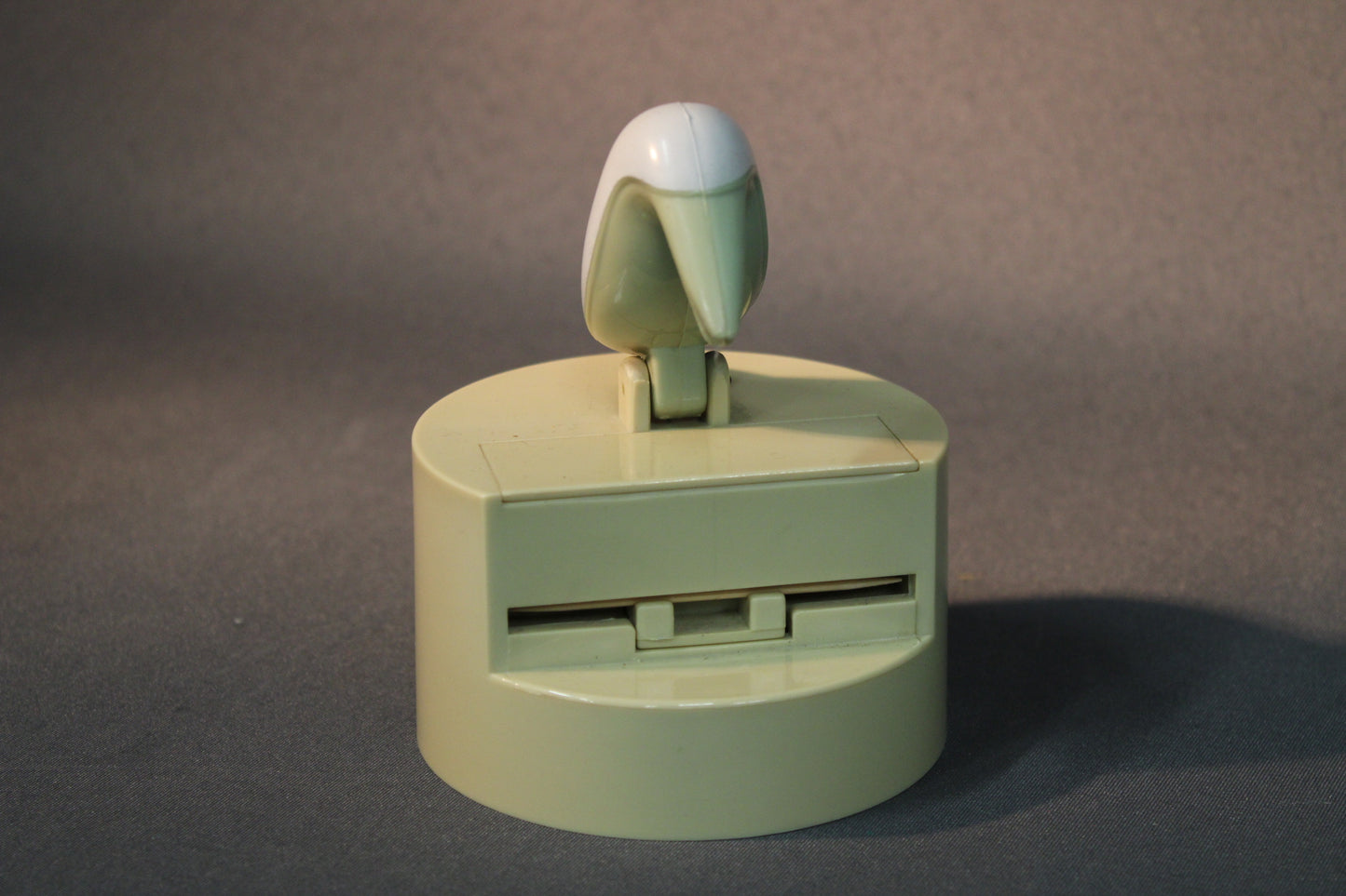 Vintage hammastikkujen annostelija, lintufiguuri edestä kuvattuna.