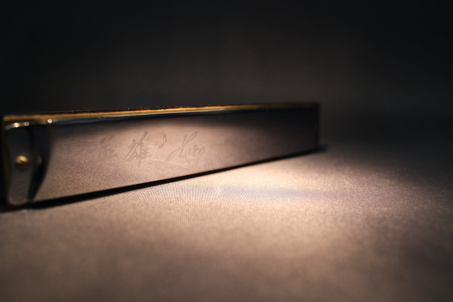 Hero-huuliharpun sivuprofiili ja runko