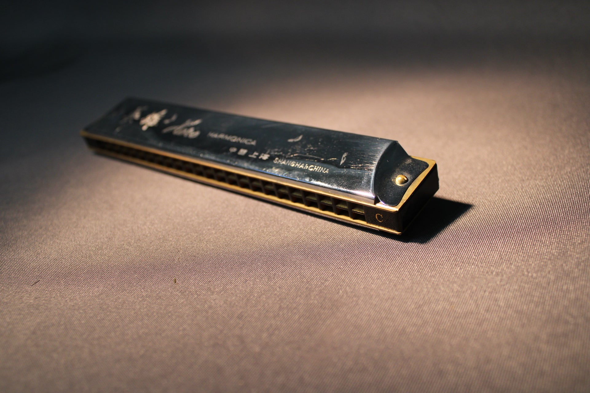 Hero-huuliharppu vinosta kuvattuna