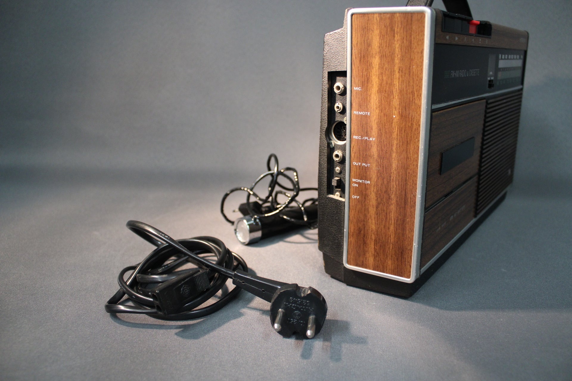 Hitachi radion liitinpaneeli ja mukaan tuleva virtajohto.