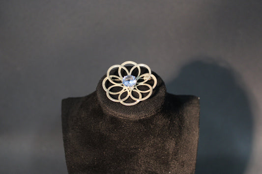 Hopeinen Kultasepät Salovaaran rintakoru edestä kuvattuna