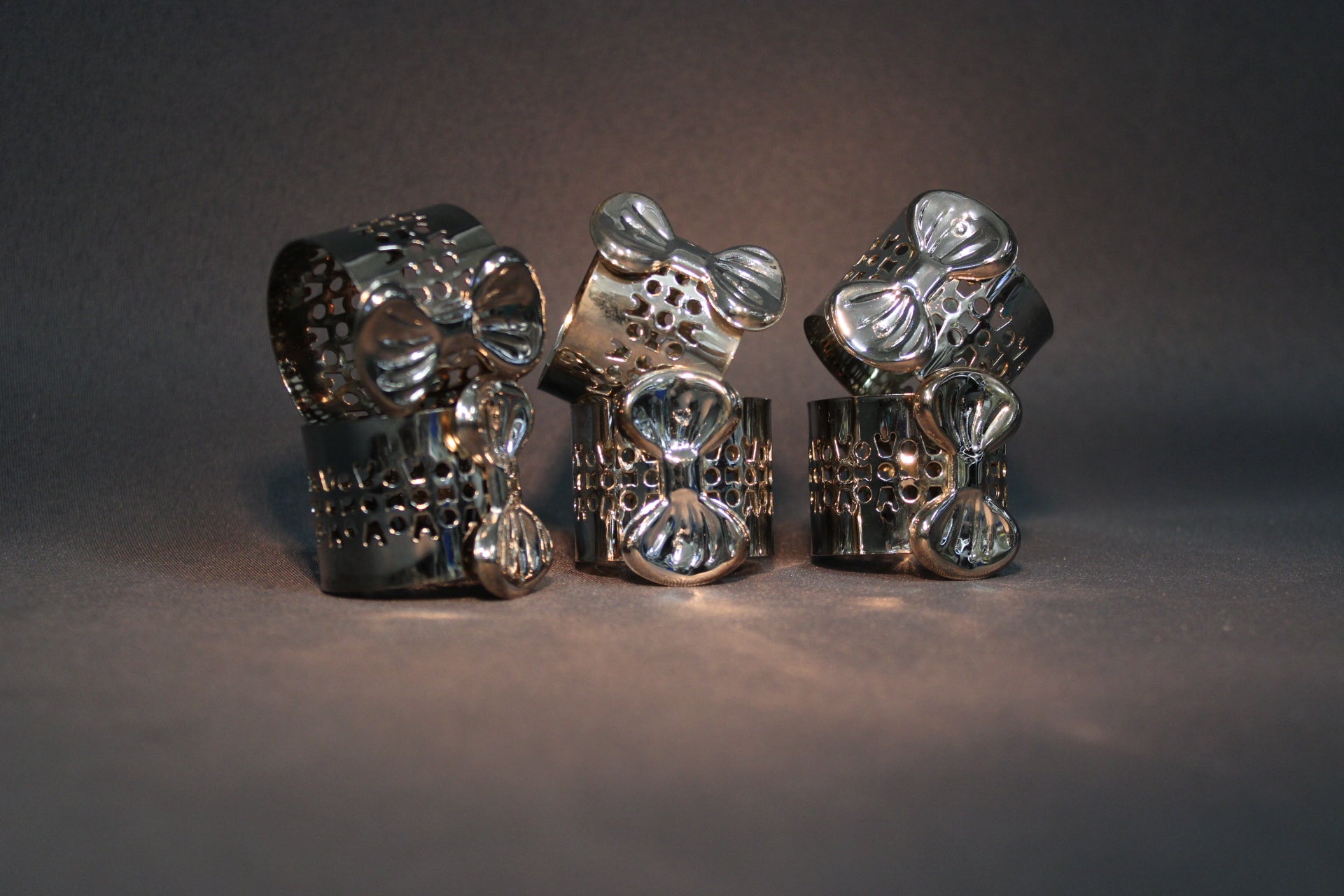 Hopeoidut lautasliinarenkaat, kuuden kappaleen setti, perforoitu koristekuvio