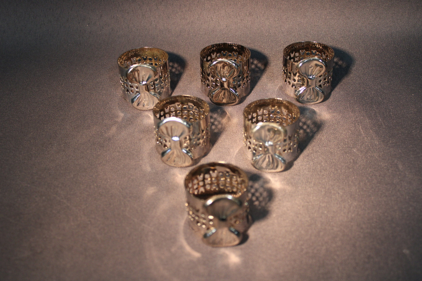 Hopeoitu lautasliinarengas edestä, kohokuvioitu koristeosa