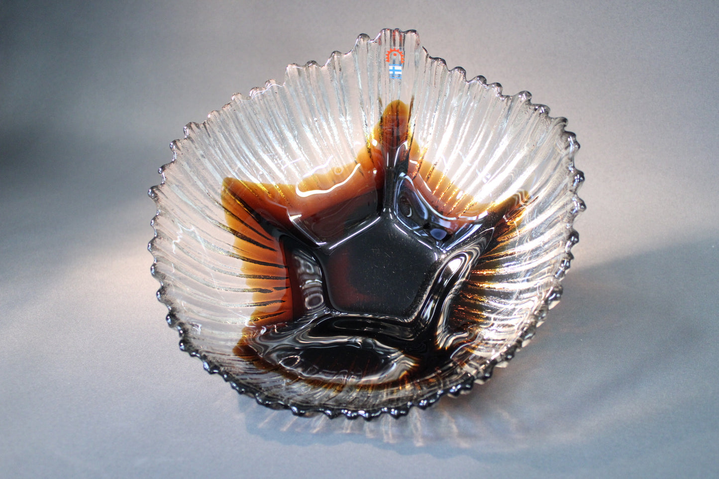 Humppilan lasinen tarjoiluvati ylhäältä kuvattuna, ruskea lasi