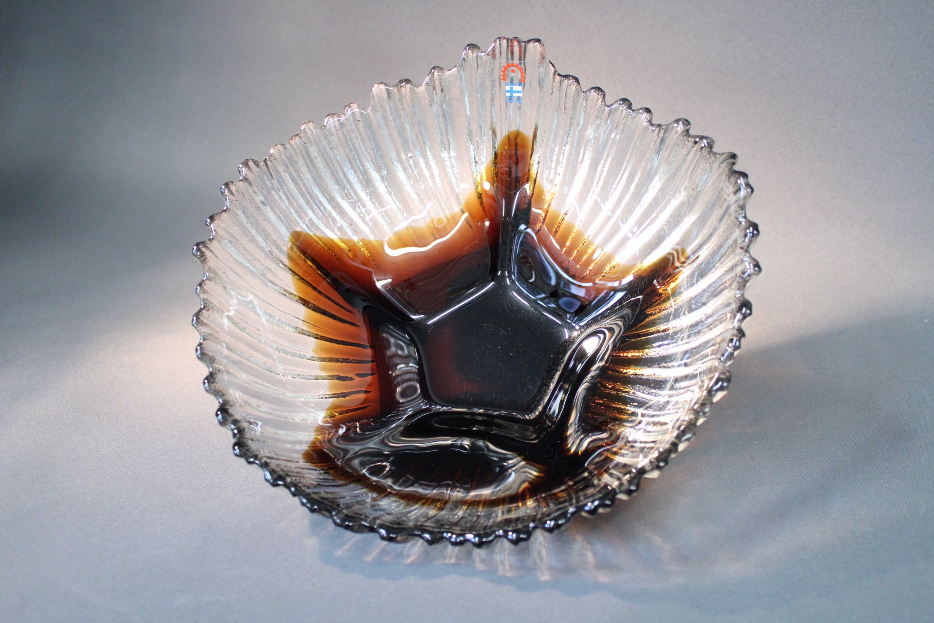 Humppilan lasinen tarjoiluvati ylhäältä kuvattuna, ruskea lasi