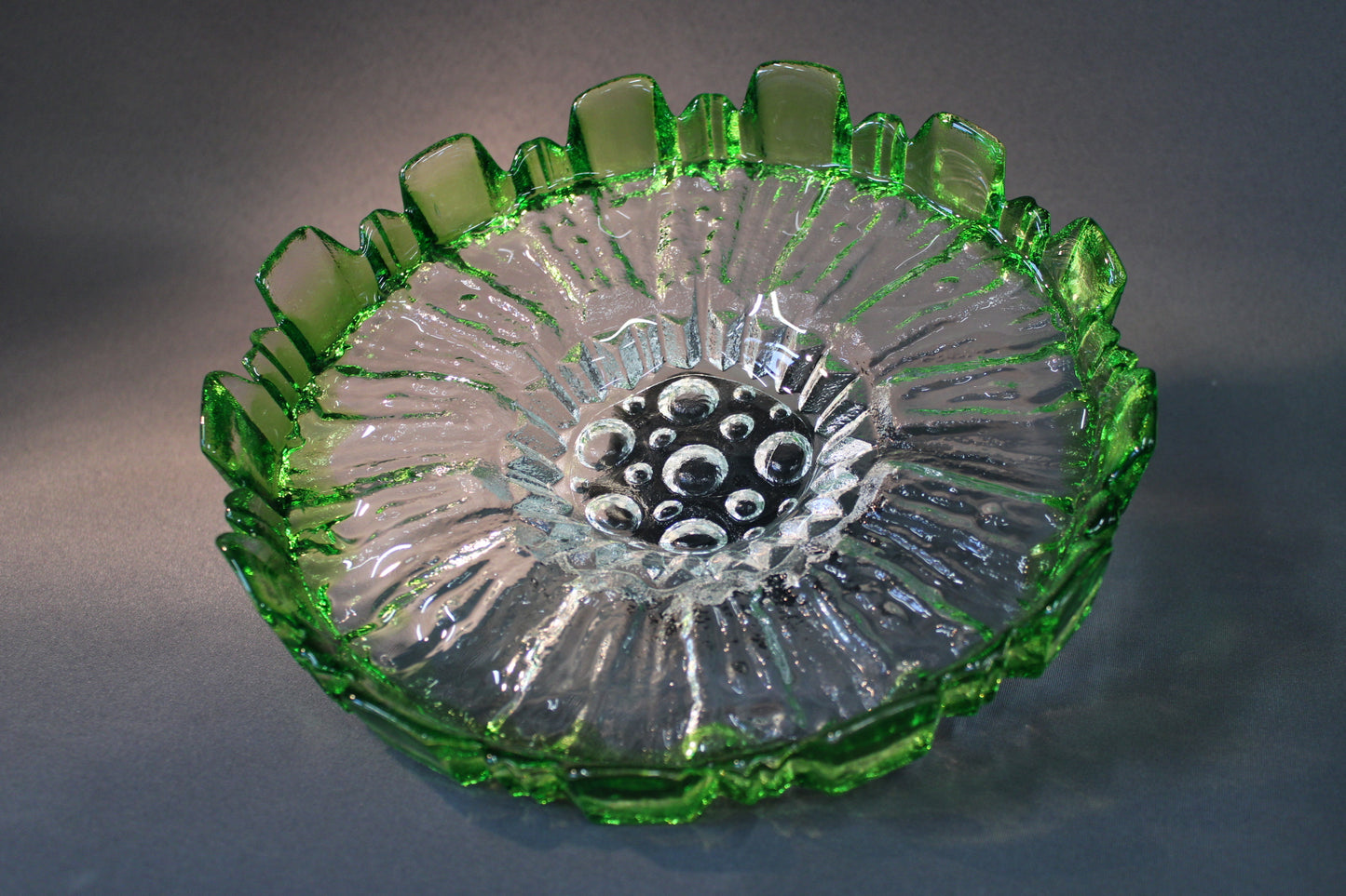 Ulpukka tarjoiluvati ylhäältä kuvattuna, vihreä lasi