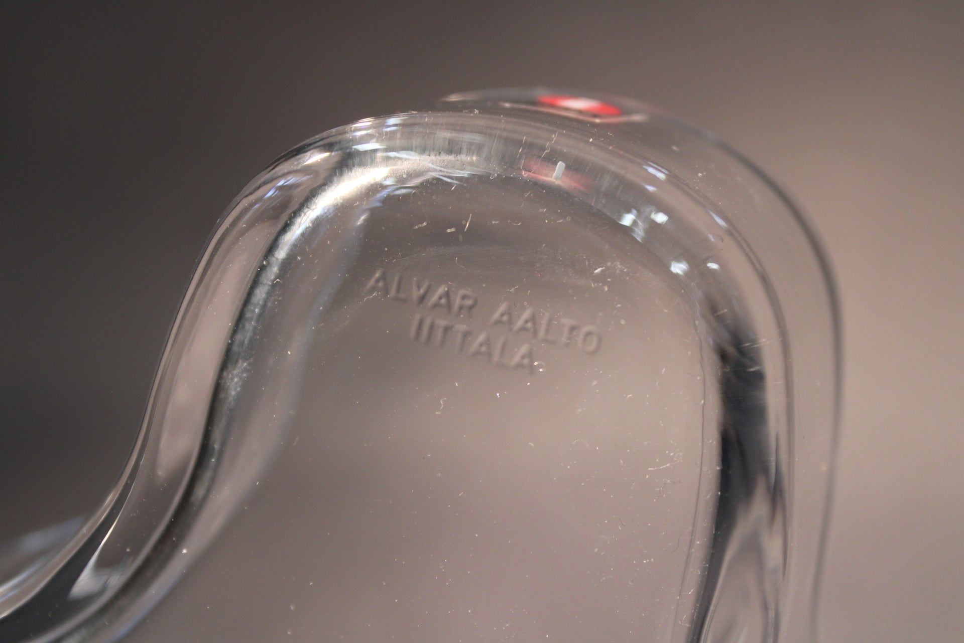 Kaiverrus “Alvar Aalto Iittala” kirkkaassa lasissa, lähikuva