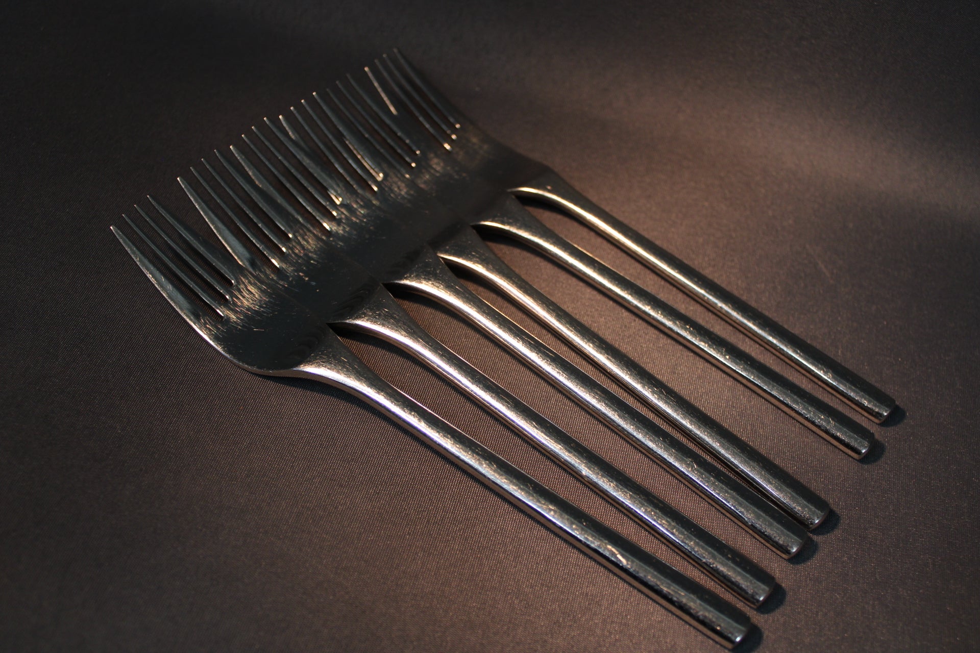 Iittala Artik haarukka lähikuvassa, käytönjälkiä