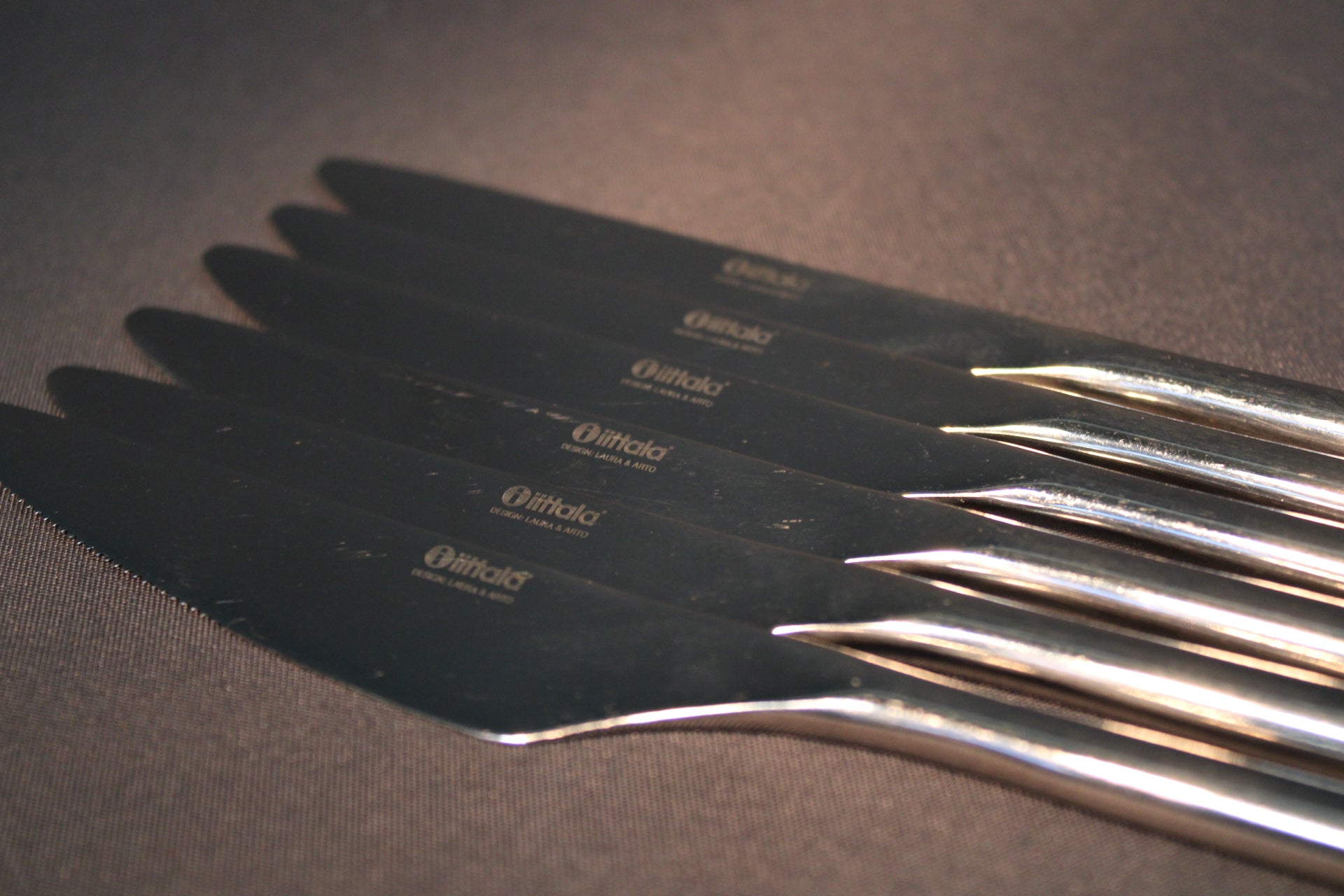 Iittala Artik ruokaveitsi lähikuvassa, pohjaleima