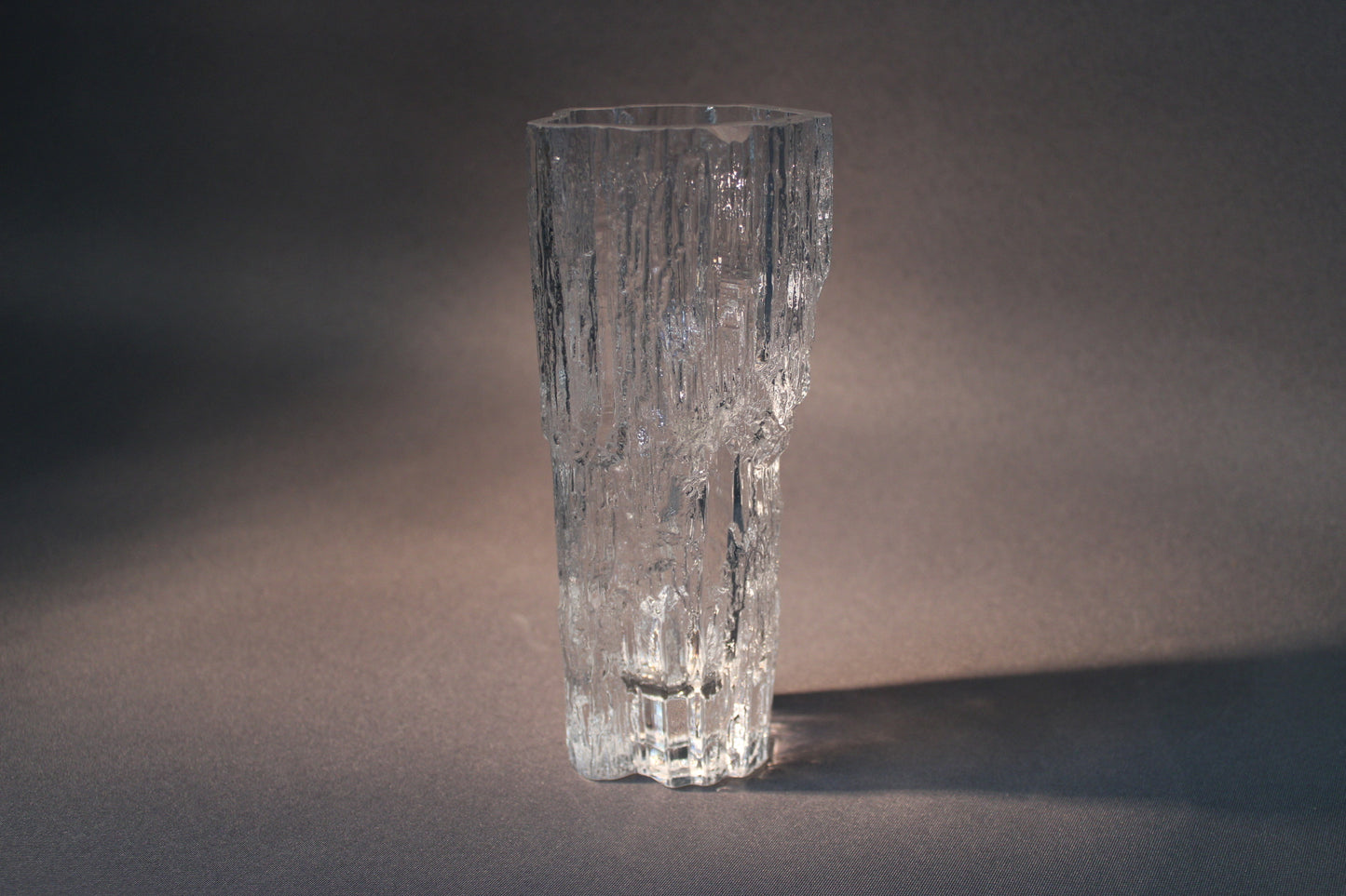 Iittala Avena maljakko, Tapio Wirkkala – sivukuva harmaalla taustalla