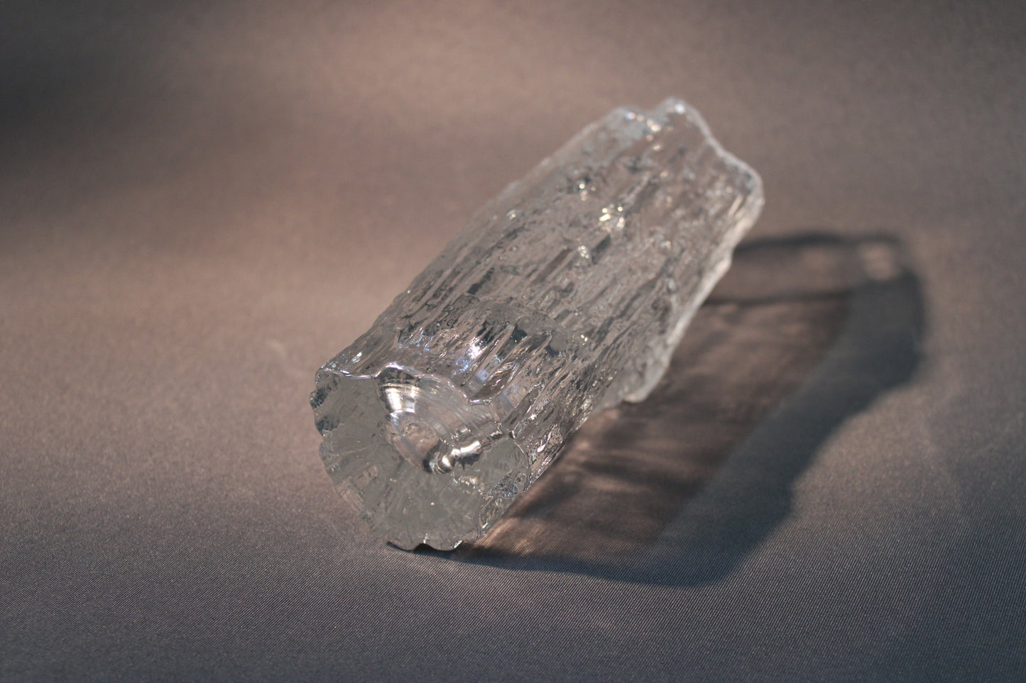 Iittala Avena maljakko, kirkas lasi, tekstuuri ja muoto näkyvissä