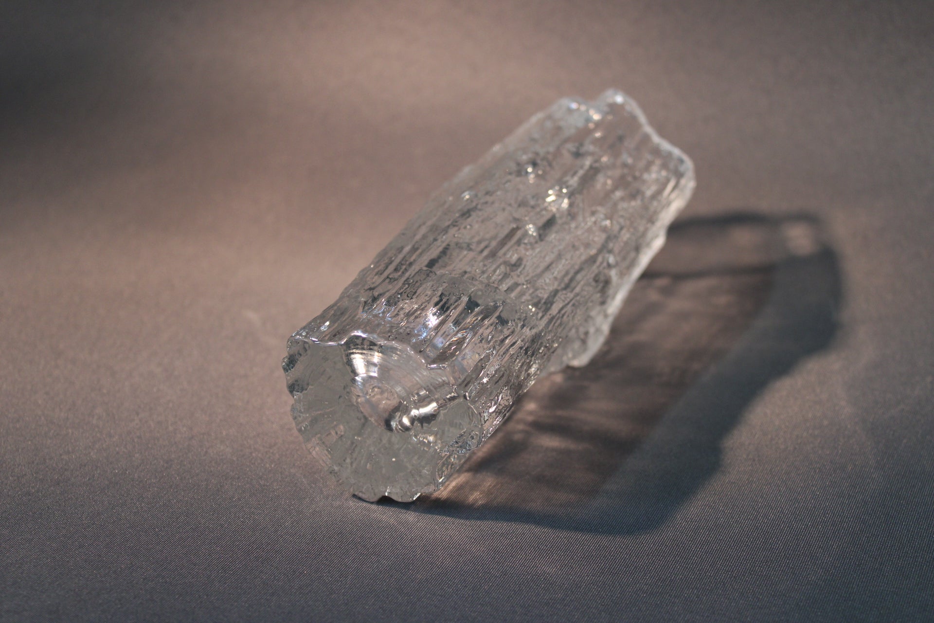 Iittala Avena maljakko, kirkas lasi, tekstuuri ja muoto näkyvissä