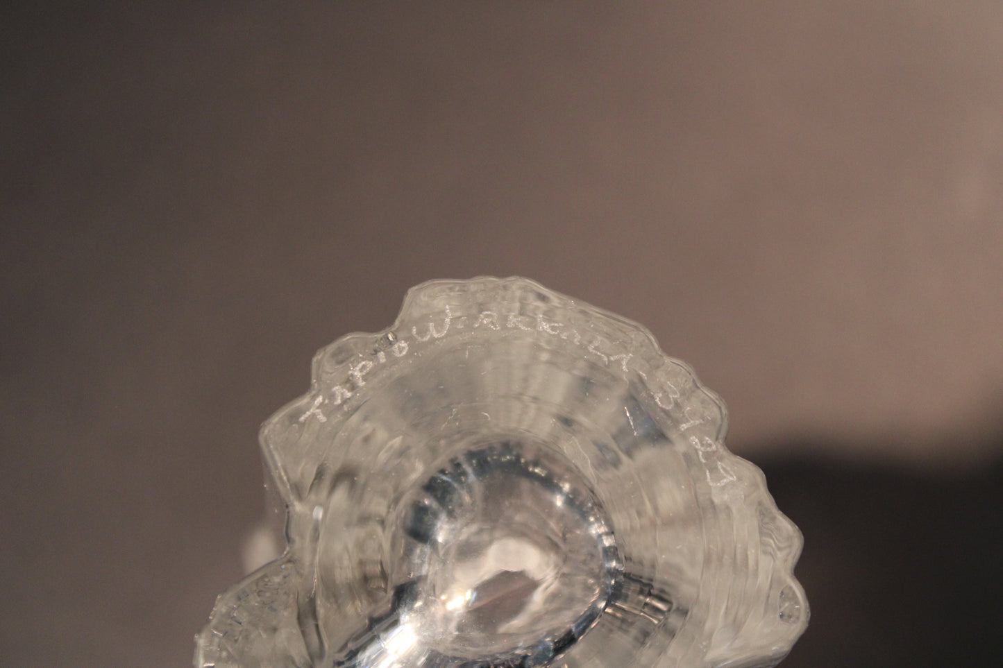 Tapio Wirkkala signeeraus Iittala Avena maljakon pohjassa