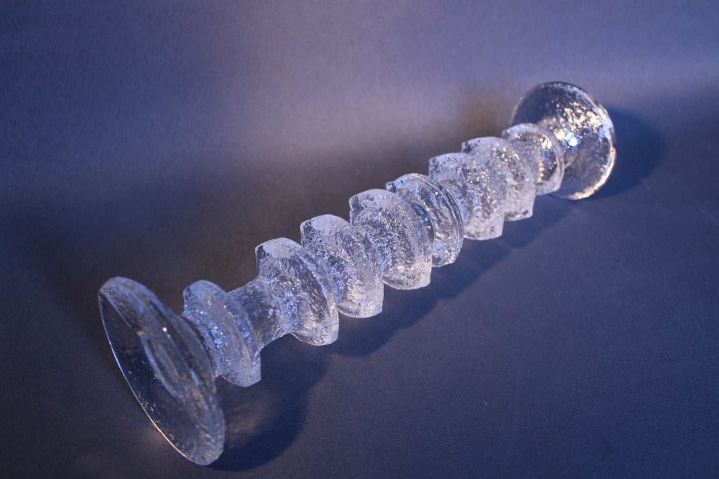 Iittala Festivo 8-solmuinen kirkas kynttilänjalka sivulta
