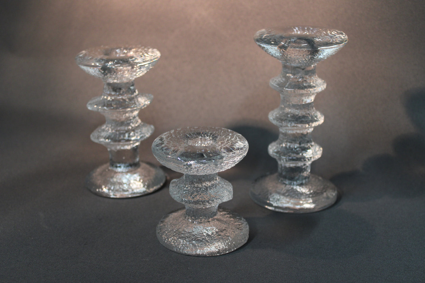 Iittala Festivo -kynttilänjalat, 1-, 2- ja 3-solmuiset, suunnittelija Timo Sarpaneva