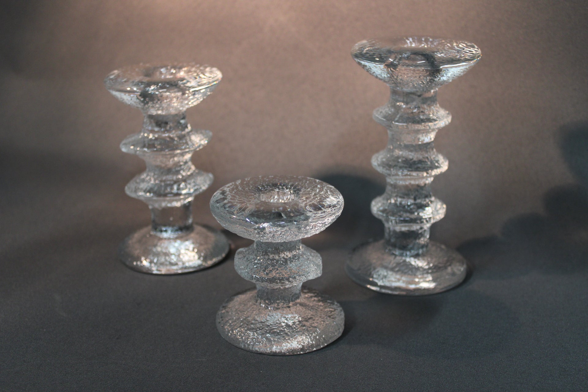 Iittala Festivo -kynttilänjalat, 1-, 2- ja 3-solmuiset, suunnittelija Timo Sarpaneva