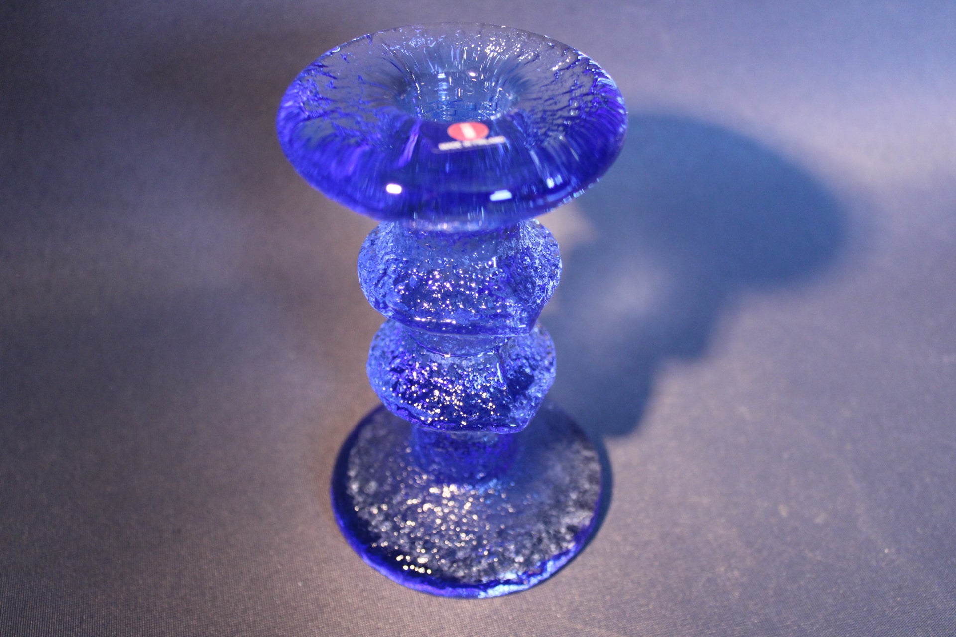 Iittala Festivo sininen 2-solmu kynttilänjalka viistosta