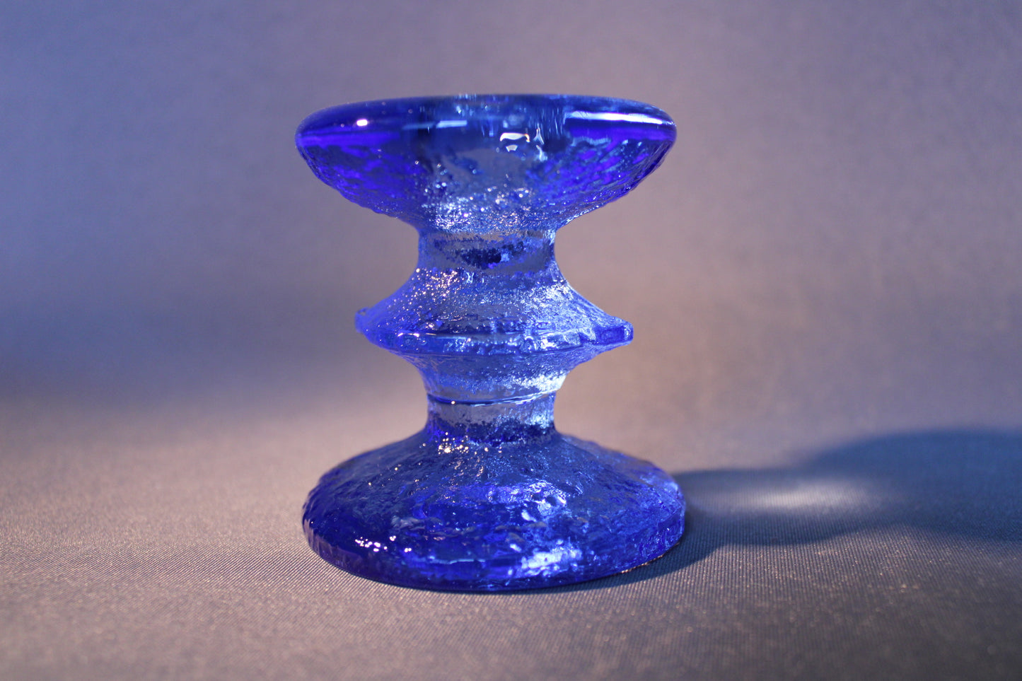 Iittala Festivo sininen kynttilänjalan yläosan yksityiskohta