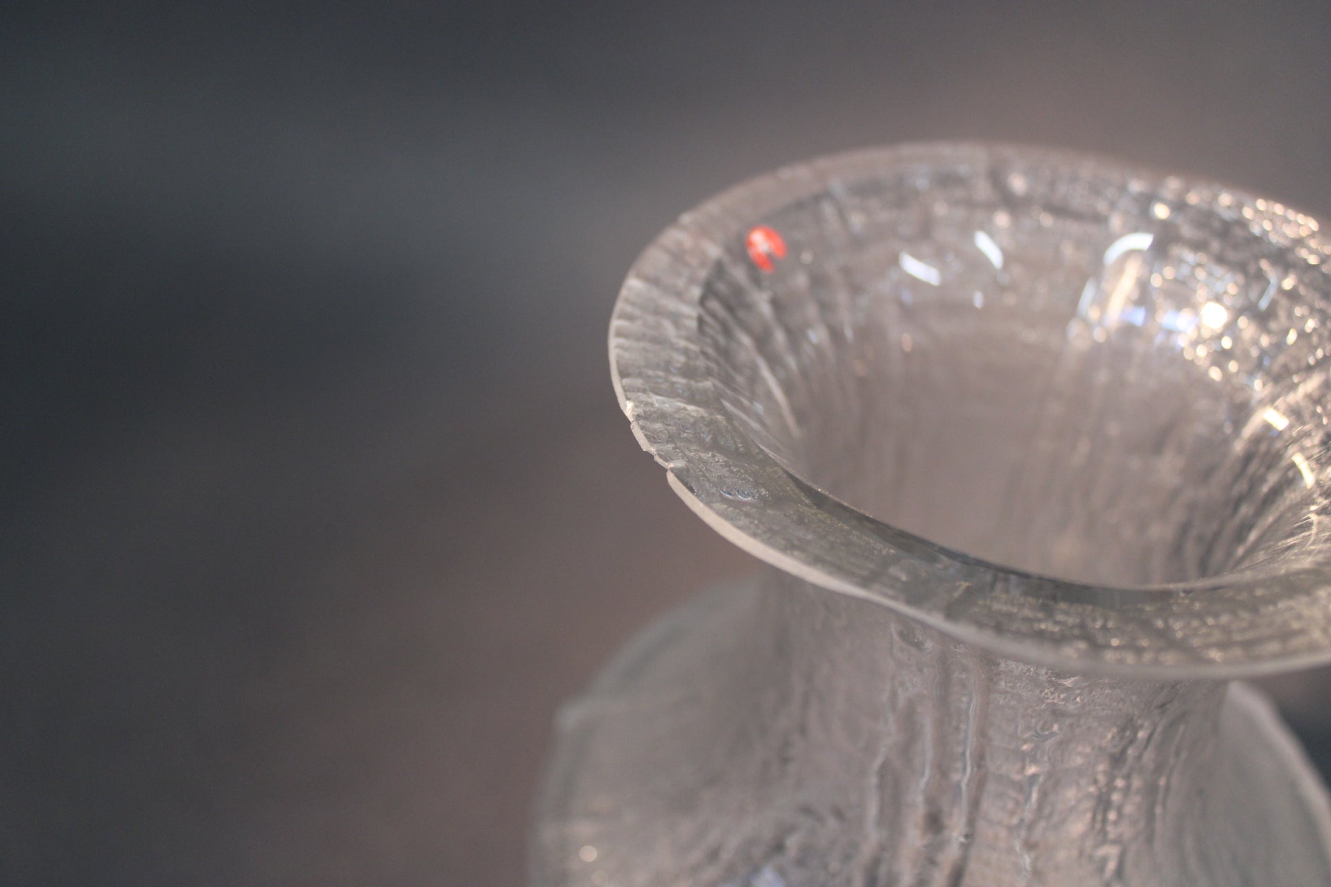 Iittala Finlandia maljakko, lähikuva reunan pienistä jäljistä