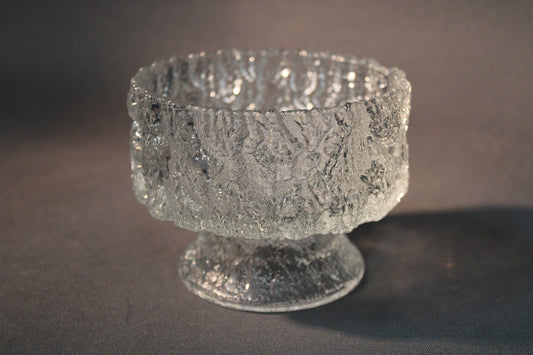 Iittala Frosted -jälkiruokakulho, vintage kirkas lasi, edestä kuvattuna.